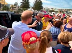‘Fácil, fácil!’: Momento em que o príncipe Harry brincou que Meghan precisava se acalmar enquanto abraçava o salva-vidas australiano na praia de Bondi