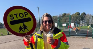 A senhora do pirulito do conselho Jobsworth, amante do machado, afirma que as ruas fora da escola serão mais seguras sem ela
