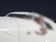 Dezenas de passageiros furiosos da Ryanair invadem a pista para impedir a decolagem do jato após o caos no controle de fronteira no aeroporto francês