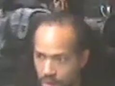 A polícia divulga imagens de CCTV de ladrões atacando policiais antes de tentar roubar o telefone de um homem no metrô