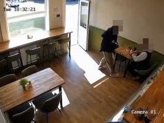 Homem de 67 anos acusado de ‘esfaqueamento duplo’ depois que um homem com faca entra em um café e ataca clientes aleatoriamente