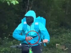 Ciclistas vestidos com balaclavas e jaquetas Deliveroo capturados em vídeo jogando facas em arbustos após quebrar o pavimento