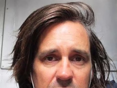 Motorista de Porsche desgraçado que filmou quatro policiais mortos por caminhão em vez de ajudar processa a polícia