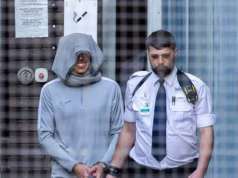 Tem havido indignação sobre o motivo pelo qual o assassino de migrantes em um pequeno barco que fugiu do Egito estava hospedado em um hotel protegido antes de agredir sexualmente uma mulher inconsciente na praia de Brighton.