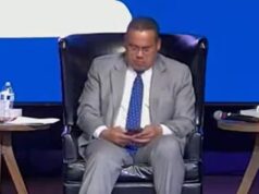 Momento embaraçoso Mulher na plateia chora enquanto Minnesota Democrat AG usa seu telefone no palco do evento para contar uma história angustiante