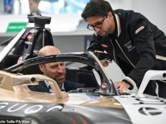 Príncipe William brinca sobre aceitar o emprego na AI Motor Racing enquanto aproveita o passeio pela sede da Jaguar TCS Racing