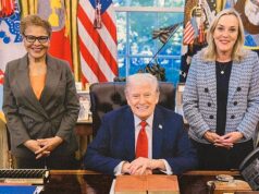 A polêmica prefeita de Los Angeles, Karen Bass, foi flagrada com uma sacola de presentes de Donald Trump após uma viagem à Casa Branca em busca de dinheiro para a reconstrução do incêndio florestal