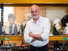 O escultor por trás da estátua memorial de Elizabeth II defende a decisão de não retratar a falecida rainha a cavalo – os críticos dizem que ela estava ‘irreconhecível’