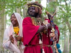 Rei da autodenominada ‘tribo africana’ expulso da floresta escocesa… e agora quer ‘assumir Gana’