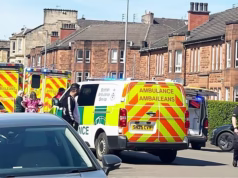 Dois adolescentes ficaram feridos em uma rua de Glasgow após um incidente com fogos de artifício e o esquadrão anti-bomba foi chamado