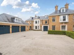 O exilado fiscal Rio Ferdinand deixou a Grã-Bretanha para sempre? O comentarista de futebol colocou à venda sua enorme mansão de £ 10,5 milhões no Reino Unido – nove meses depois de se mudar com sua família para Dubai