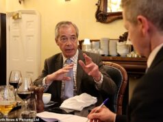 «Acredito agora que existe uma grande divisão na sociedade britânica e não é de classe, nem de dinheiro, nem de raça, nem de religião. Entre quem trabalha e quem não trabalha: Nigel Farage conversa com Jason Groves