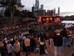 Enquanto o primeiro-ministro também é feriado, milhares de pessoas comparecem para prestar suas homenagens no pôr do sol de Anzac
