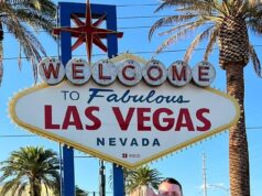 Com a vida do consultor de TI Christopher Tribus, amante da Porsche, de £ 300 mil por ano, em risco enquanto ele é julgado por levar sua esposa ao suicídio, há uma pessoa que o apoia… sua segunda esposa.