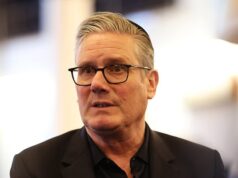 Starmer morre com mil cortes… ele deveria cair sobre sua espada