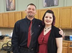 Uma mulher que se casou com o próprio pai aos 20 anos compartilhou no Facebook como superou um pesadelo de abuso com um novo homem… enquanto a última desgraça de seu pai é revelada