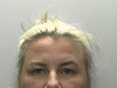 Uma agente penitenciária de 44 anos que escreveu poesia sexualmente explícita para presidiários durante um relacionamento ilícito foi presa