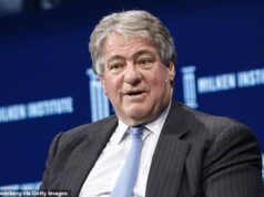 Bilionário sendo processado por acusações de ter abusado sexualmente de adolescente, enquanto o juiz profere um veredicto de cair o queixo contra o demandante