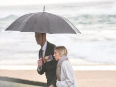 O acusado de crime de guerra, Ben Roberts-Smith, foi visto conversando com veteranos e tirando selfies com apoiadores no serviço religioso do Dia Anzac – uma semana depois de ter sido libertado da custódia.