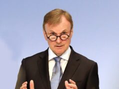 Caixas de autoatendimento tentam ‘pessoas boas e honestas’ a roubar em lojas, afirma o chefe da Marks & Spencer