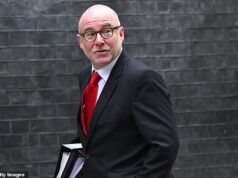 O conselheiro jurídico próximo do primeiro-ministro, Lord Harmer, reportou-se ao cão de guarda dos advogados depois que veteranos britânicos da guerra do Iraque foram acusados de ‘caça às bruxas’