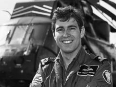 Luvas voadoras usadas por Andrew Mountbatten-Windsor durante a Guerra das Malvinas são vendidas por £ 2.000