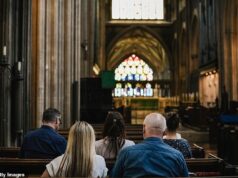 Quase uma em cada três pessoas no Reino Unido tornou-se cristã, mas perdeu a religião, descobriu a análise