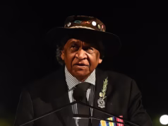 ‘Mostre respeito’: líder aborígine amontoado no serviço Sydney Dawn revida – enquanto jovem, 24 anos, é preso por incidente ‘desrespeitoso’