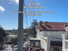 Cenas caóticas enquanto australianos fazem fila ao redor do quarteirão para tocar a dois em seus pubs locais no Anzac Day.