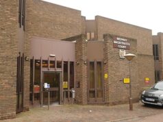 Quatro homens e adolescentes romenos e um menino britânico de 16 anos são acusados de estuprar a adolescente