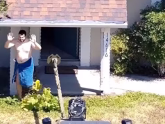 Dramática prisão da SWAT em bairro tranquilo de colega de quarto sem camisa e de toalha enquanto ele é acusado de desaparecimento de 2 estudantes de doutorado