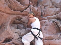 Charlize Theron superou seu medo de altura quando escalou um outdoor gigante na Times Square para promover seu novo filme.