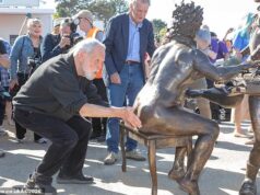Os fãs de Monty Python foram convidados a esfregar o traseiro de Terry Jones para dar sorte depois que a falecida estrela foi imortalizada em uma estátua nua.