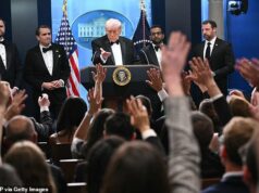 O apelo repentino de Trump aos americanos ao se dirigir a repórteres em estado de choque, ainda em seus vestidos de baile, momentos após o ataque ‘traumático’