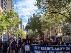 Centenas de apoiadores de Ben Roberts-Smith chegam ao CBD de Melbourne enquanto as tensões aumentam em meio a confrontos com manifestantes rivais ‘anti-nazistas’