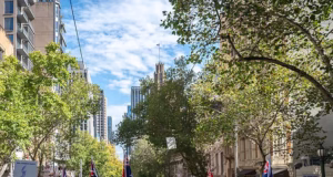 Centenas de apoiadores de Ben Roberts-Smith chegam ao CBD de Melbourne enquanto as tensões aumentam em meio a confrontos com manifestantes rivais ‘anti-nazistas’