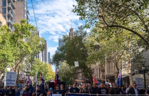Centenas de apoiadores de Ben Roberts-Smith chegam ao CBD de Melbourne enquanto as tensões aumentam em meio a confrontos com manifestantes rivais ‘anti-nazistas’