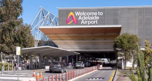 Homem em cadeira de rodas descarrega no aeroporto australiano depois de ser informado de que sua viagem para casa não pode usar estacionamento para deficientes