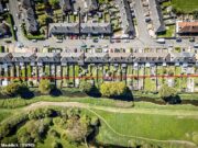 Proprietários de casas foram instruídos a pagar até £ 14.000 ao conselho local depois de invadir ilegalmente uma terra que pensavam ser seu quintal