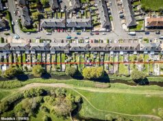 Proprietários de casas foram instruídos a pagar até £ 14.000 ao conselho local depois de invadir ilegalmente uma terra que pensavam ser seu quintal