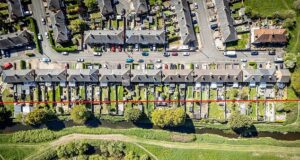 Proprietários de casas foram instruídos a pagar até £ 14.000 ao conselho local depois de invadir ilegalmente uma terra que pensavam ser seu quintal