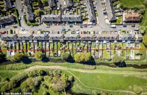 Proprietários de casas foram instruídos a pagar até £ 14.000 ao conselho local depois de invadir ilegalmente uma terra que pensavam ser seu quintal