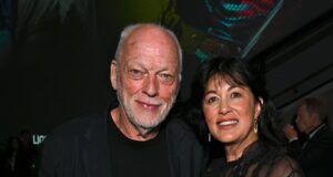 Os planos da estrela do Pink Floyd, David Gilmour, de renovar sua casa de fazenda de £ 2 milhões foram paralisados pela descoberta de um morcego protegido.