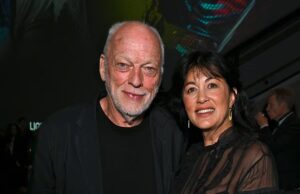 Os planos da estrela do Pink Floyd, David Gilmour, de renovar sua casa de fazenda de £ 2 milhões foram paralisados pela descoberta de um morcego protegido.