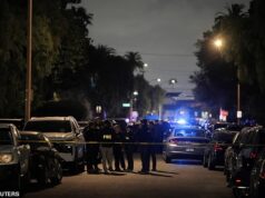 FBI invade a casa de um atirador que jantava com correspondentes da Casa Branca na Califórnia, enquanto os investigadores revelam uma ‘trilha de dinheiro’ de lobos solitários que eles estão seguindo