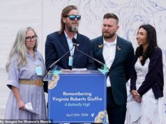 A proeminente acusadora de Epstein, Virginia Guiffre, realiza um memorial comovente um ano após sua morte