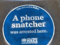 A polícia está recorrendo à pintura de ‘placas azuis’ nas calçadas para alertar as pessoas sobre sequestradores de telefones