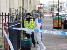 Uma investigação de assassinato foi iniciada depois que um homem de 37 anos morreu e outro ficou gravemente ferido após uma ‘briga’ dentro de uma casa em uma rua luxuosa de Brighton.