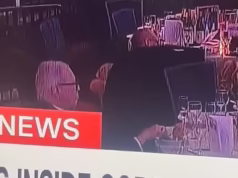 Convidado do jantar dos correspondentes da Casa Branca se torna viral por comer sua refeição com calma, enquanto todos os outros se agacham embaixo da mesa enquanto tiros são disparados