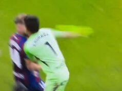 Momento chocante em que o goleiro dá um soco em um jogador adversário após ser expulso, uma cena caótica gera uma grande briga em campo